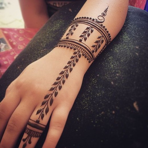 Leaf inspired Mehndi design