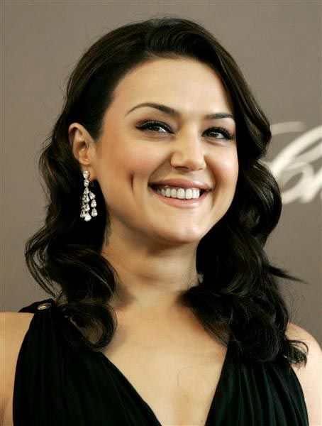 Tips to smile naturally in photos