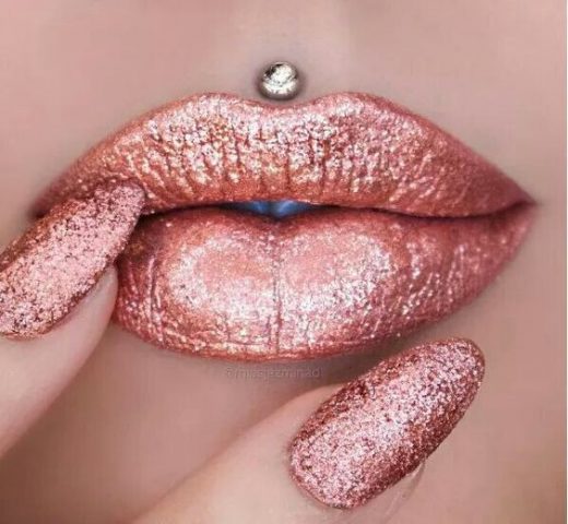 Metallic lipstic trend 2020