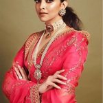 10 Jewellery Styles Which Go Perfectly With These Saree Styles Wearing plain saree with matching jewellery