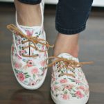 7 Ways To Revamp Your Old White Sneakers Embellishing white sneakers DIY