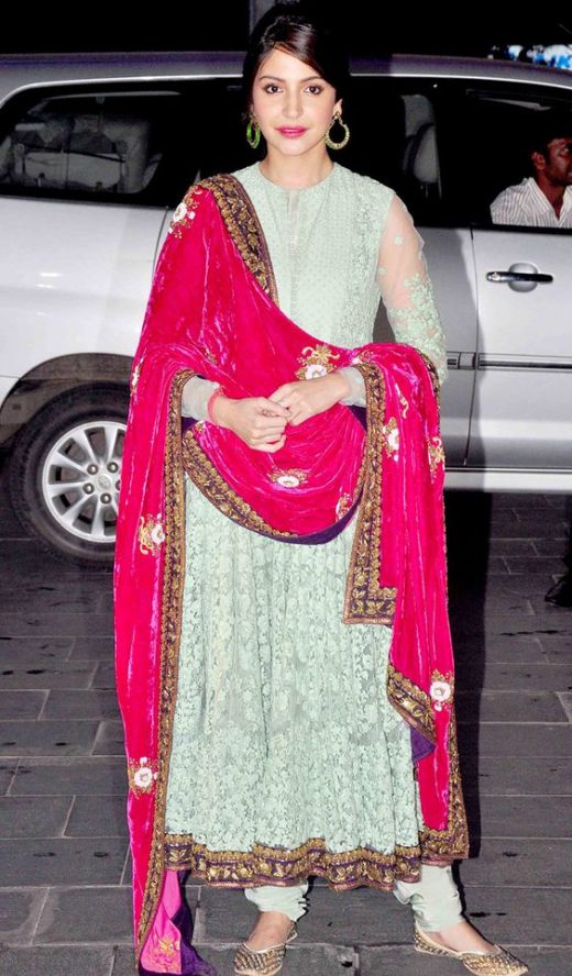 How to wear velvet dupatta in winters