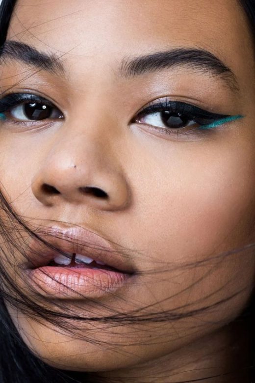 How to carry a green eye liner in different ways