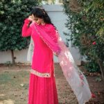 How To Pose Perfectly For A Picture Wearing A Salwar Suit How to pose for pictures wearing salwar suit-Threads-WeRIndia